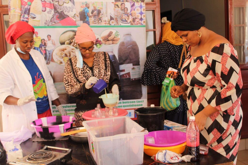 Guinée : des jeunes femmes outillées en transformation des fruits et des légumes en des boissons