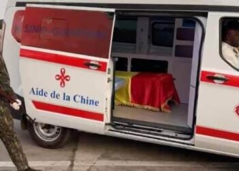 Aéroport international Ahmed Sékou Touré: Mamadi Doumbouya accueille la dépouille de l&rsquo;ex première dame