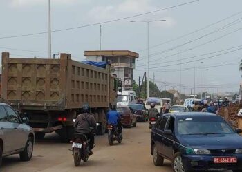 Manifestation du 17 mai sur l&rsquo;autoroute Fidèle Castro: les femmes étalagistes vaquent à leurs occupations 