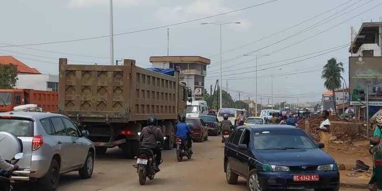 Manifestation du 17 mai sur l&rsquo;autoroute Fidèle Castro: les femmes étalagistes vaquent à leurs occupations 