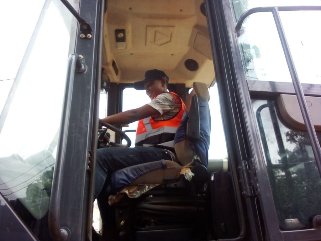 Kindia/autonomisation des femmes : la vingtaine, cette jeune femme est conductrice d’engins lourds