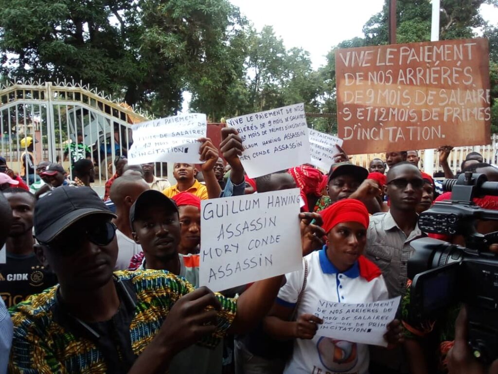 Kindia: les enseignants contractuels devant la mairie pour réclamer leurs primes