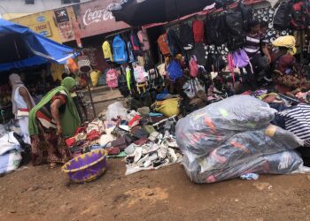Manifestation des forces vives de Guinée: des femmes étalagistes vaquent à leurs occupations