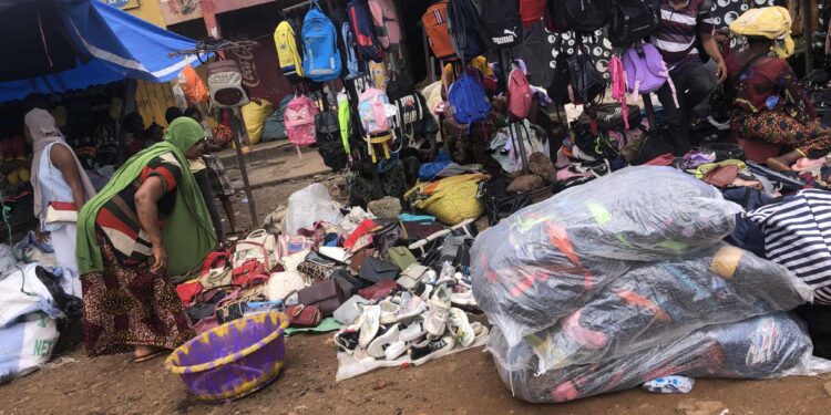Manifestation des forces vives de Guinée: des femmes étalagistes vaquent à leurs occupations