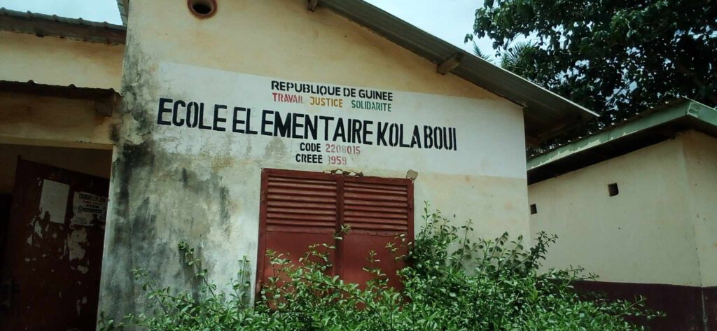 Kolaboui : l’école primaire du centre 1 en manque criard de salles de classes, de latrines et de tables-bancs