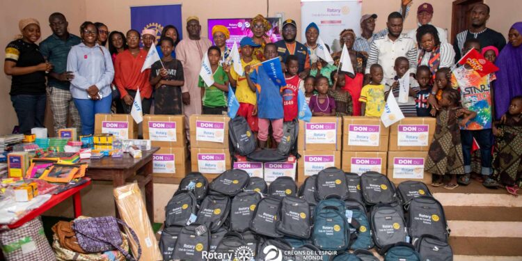 Ratoma: le Rotary Conakry-Ratoma fait un don de kits scolaires à 97 enfants à mobilité réduite