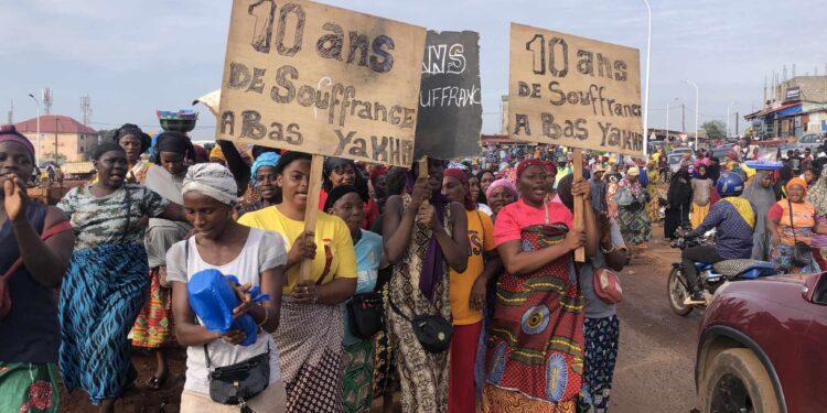 Marché km36: des vendeuses dans les rues pour demander le départ de leur administratrice 