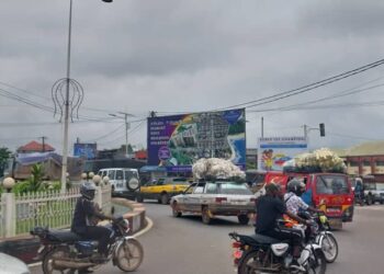 Autoroute Fidèle-Castro/Journée ville morte: des femmes étalagistes vaquent à leurs activités quotidiennes