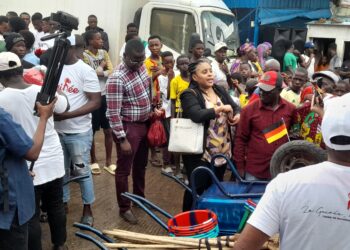 Dixinn: l’Ambassade d’Allemagne en Guinée octroie des kits d’assainissement et d’équipements de sport au port de Landreah