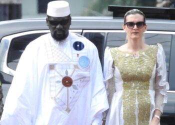 66ème anniversaire de l&rsquo;indépendance de la Guinée: le Général Mamadi Doumbouya et son épouse rendent un hommage aux devanciers 