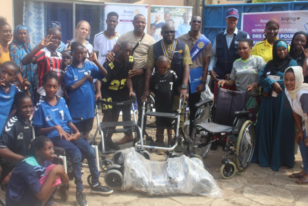 Humanitaire: le club Rotary Conakry-Ratoma vole au secours des enfants en situation d’handicap