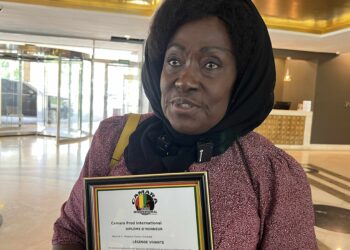 Culture: l&rsquo;artiste Oumou Dioubaté reçoit un diplôme d&rsquo;honneur