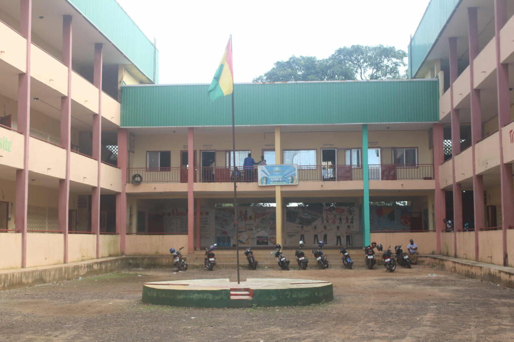 Rentrée scolaire 2025-2026 : les élèves reprennent les cours au lycée Léopold Sédar Senghor de Yimbaya