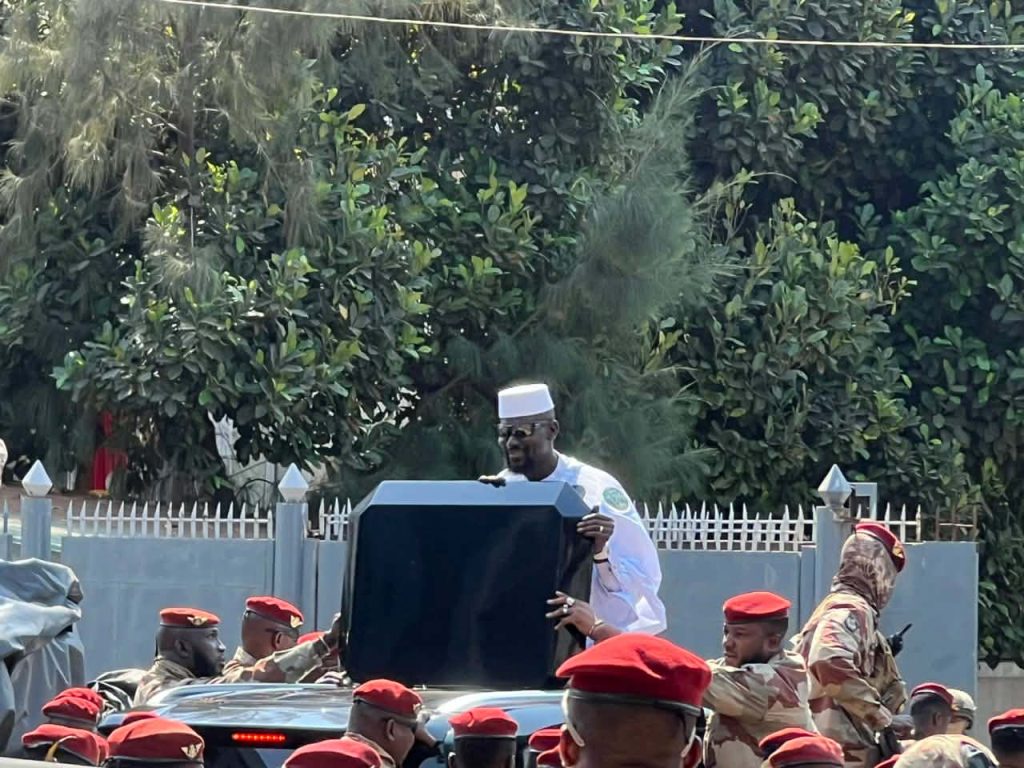 Présidentielle 2025 : Le Général Mamadi Doumbouya remplit son devoir civique à Kaloum
