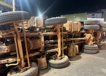 Accident à Hamdallaye : Un camion de granite sème le chaos, une voiture broyée