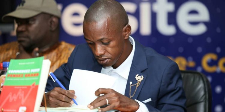 Commencez petit, pensez grand : Le guide de Mamadou Saliou Baldé pour dompter son destin