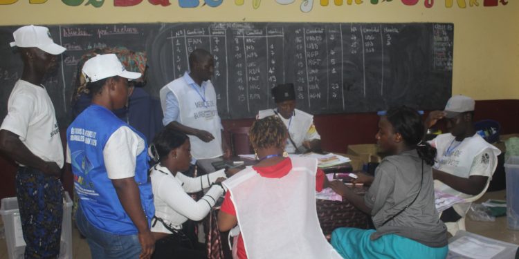 Élections en Guinée : Fin du vote, le marathon du dépouillement a commencé