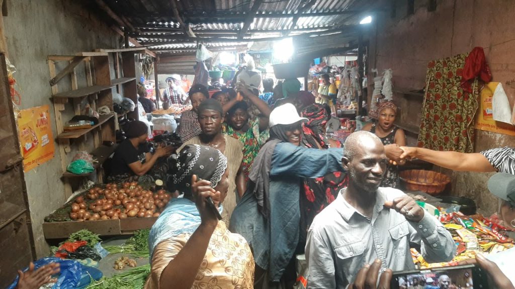 Hadja Djènè Condé au marché de Bonfi : » Quand vous choisissez ma liste, vous choisissez la vérité »