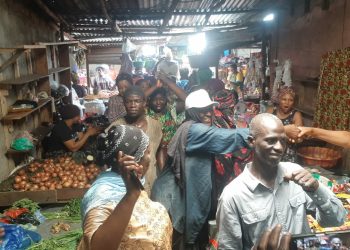 Hadja Djènè Condé au marché de Bonfi :  » Quand vous choisissez ma liste, vous choisissez la vérité »