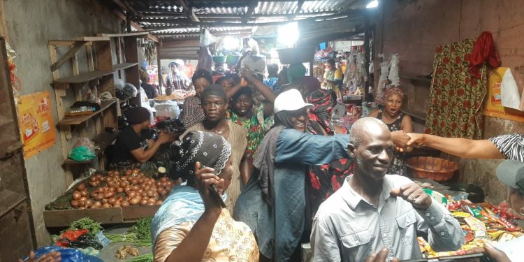 Hadja Djènè Condé au marché de Bonfi :  » Quand vous choisissez ma liste, vous choisissez la vérité »