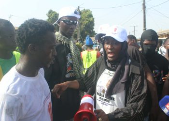 Lutte contre l’insalubrité : Hadja Djènè Condé soutient les jeunes de Bonfi Port avec une enveloppe symbolique