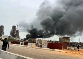 Alerte à Kaloum : Les secours mobilisés contre un incendie à l&rsquo;ancien dépôt pétrolier