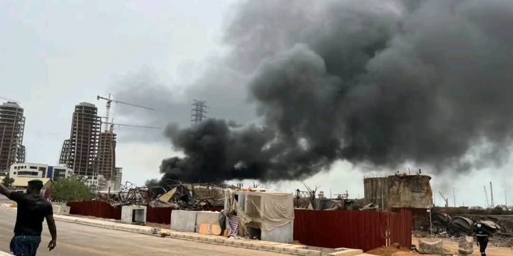 Alerte à Kaloum : Les secours mobilisés contre un incendie à l&rsquo;ancien dépôt pétrolier