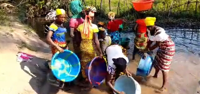 Sirdou (Kérouané) : Le calvaire de l’eau, une lutte sans fin pour les femmes