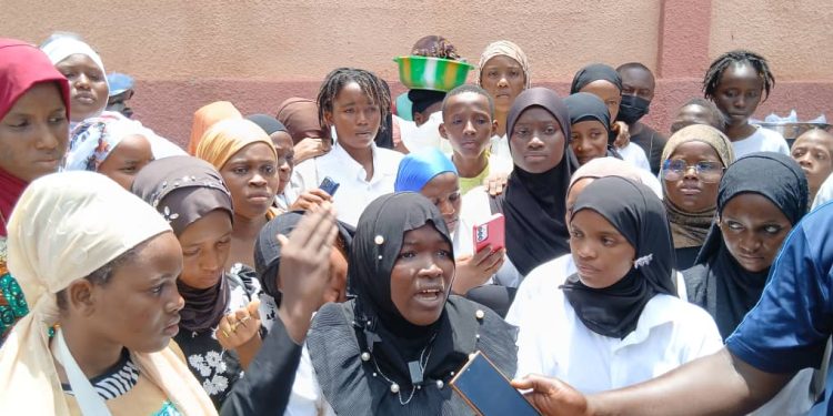 KINDIA : Après le décès de Mamadou Djouma Bah, des élèves battent le pavé et réclament la clémence