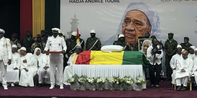 Hommage national : Hadja Andrée Touré décorée à titre posthume par le général Mamadi Doumbouya