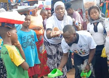 Conakry : l’ONG « Solidarité Future » offre des chaussures aux enfants du marché d’Enco 5