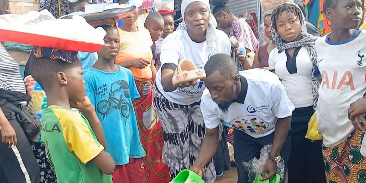 Conakry : l’ONG « Solidarité Future » offre des chaussures aux enfants du marché d’Enco 5