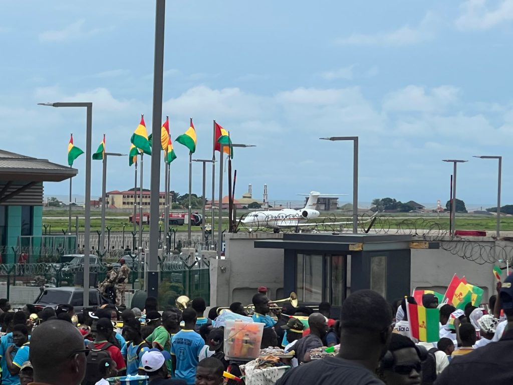 Retour de Mamadi Doumbouya à Conakry après sa visite d’État en Côte d’Ivoire